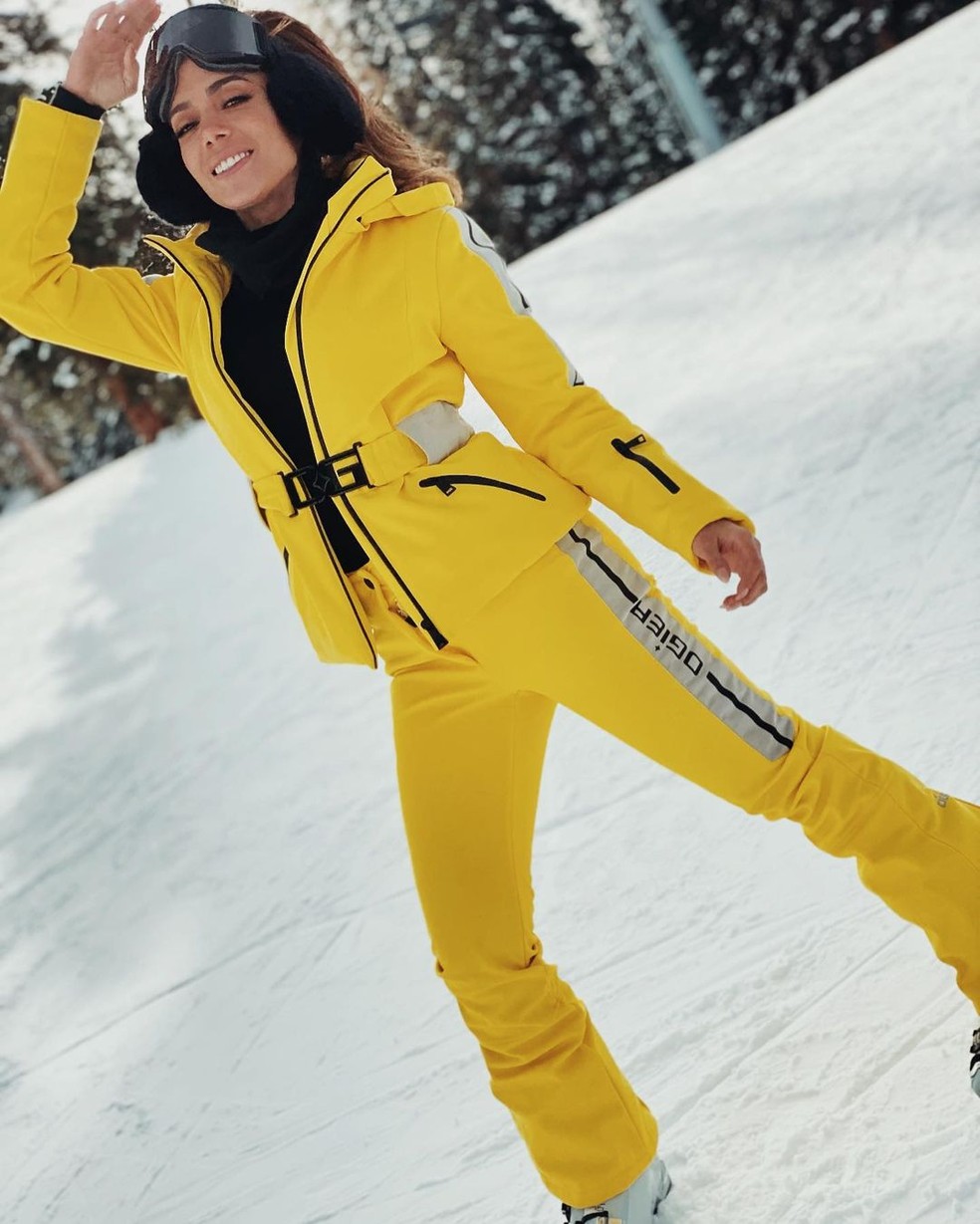 Anitta com look amarelo divertido para temporada de neve e frio no Colorado, nos Estados Unidos — Foto: Reprodução
