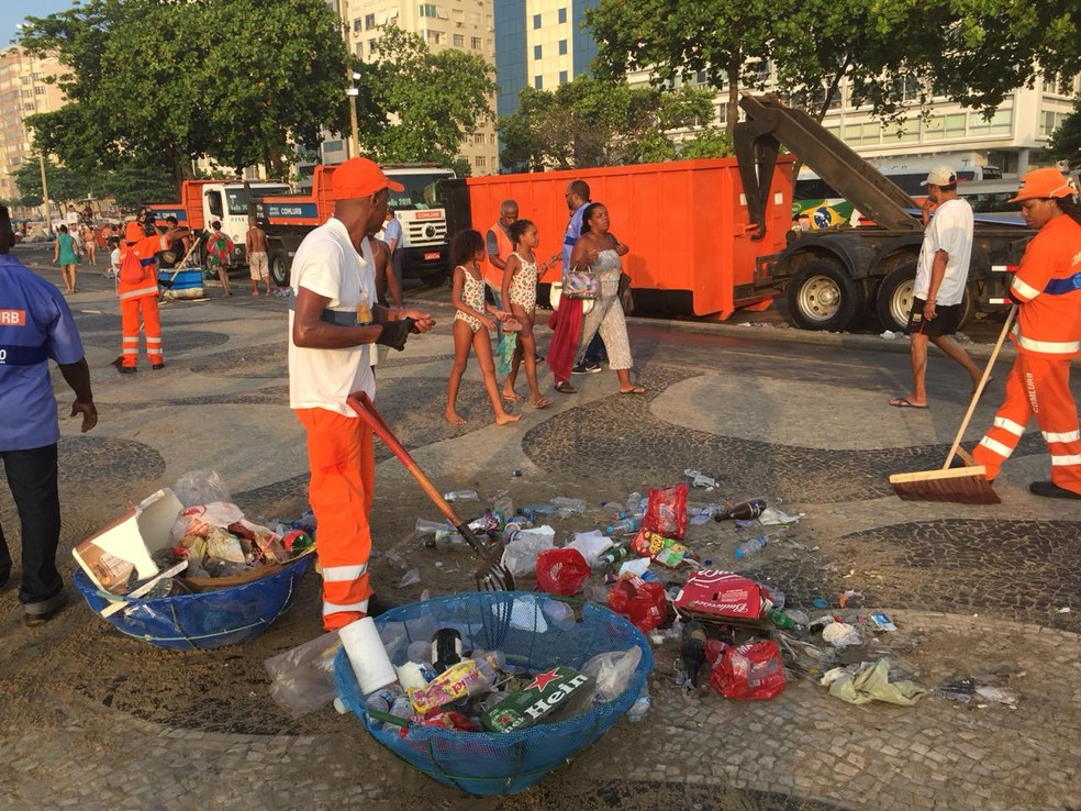 Garis recolhem lixo no calÃ§adÃ£o da Avenida AtlÃ¢ntica â Foto: Cristina Boeckel/G1