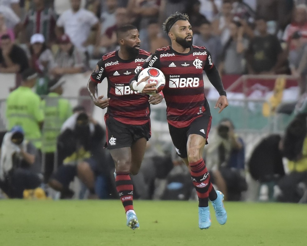 Gabigol e Rodinei comemoram gol do Flamengo na final do Carioca — Foto: André Durão