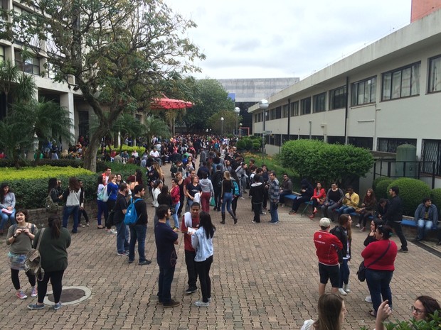 Estudantes chegam cedo, com receio de perderem prova do Enem