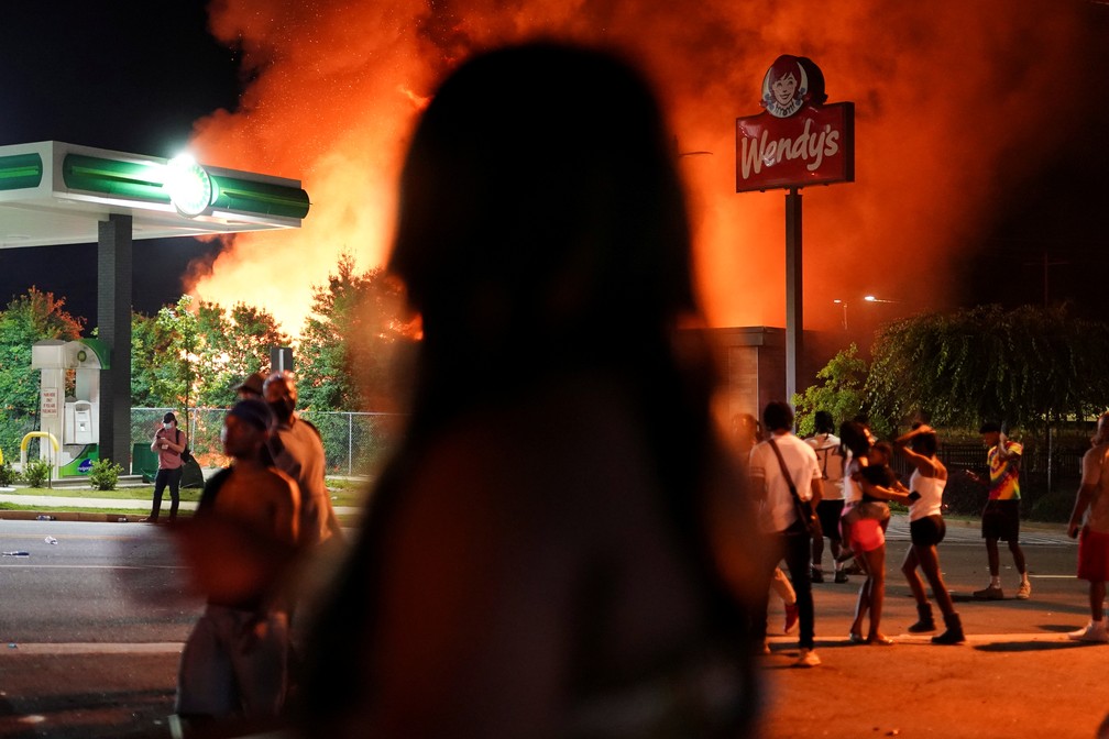 Restaurante é incendiado durante protestos no sábado (13), em Atlanta após homem negro ser morto no estacionamento do local durante abordagem policial — Foto: Elijah Nouvelage/Reuters