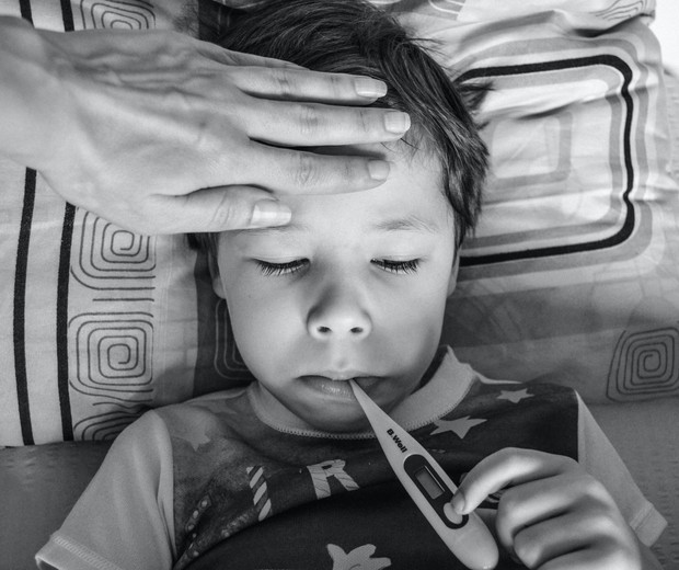 Sintomais mais comuns entre crianças e jovens com Covid-19 foram febre, tosse, vômito e falta de ar (Foto: Pexels)