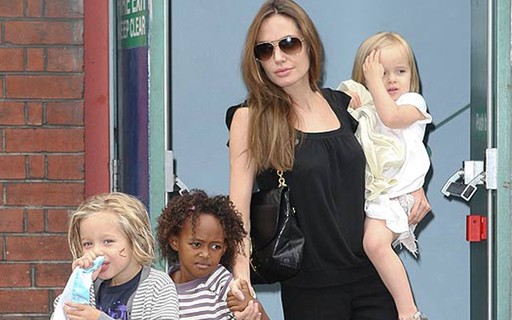 Angelina Jolie Explica O Assedio Dos Paparazzi Para Os Filhos Quem Quem News Angelina jolie shopping spree with the kids.