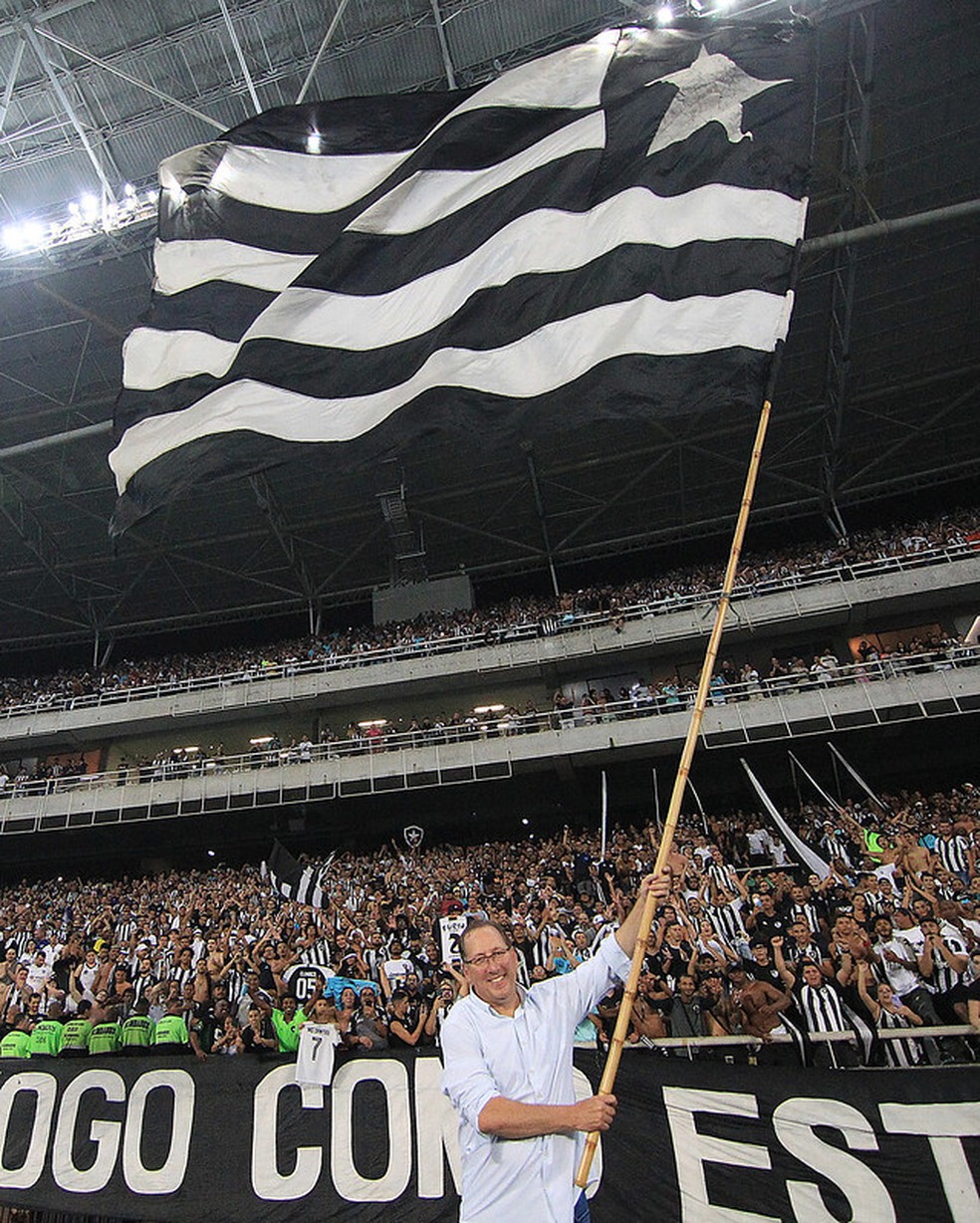 John Textor com a bandeira do Botafogo, após Botafogo x Fortaleza, pelo Brasileiro — Foto: Divulgação: Vitor Silva/Botafogo