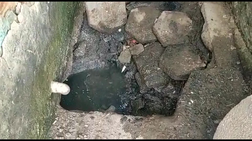 Menino de 5 anos caiu em buraco cheio de esgoto em comunidade de Santa Cruz — Foto: Reprodução / TV Globo