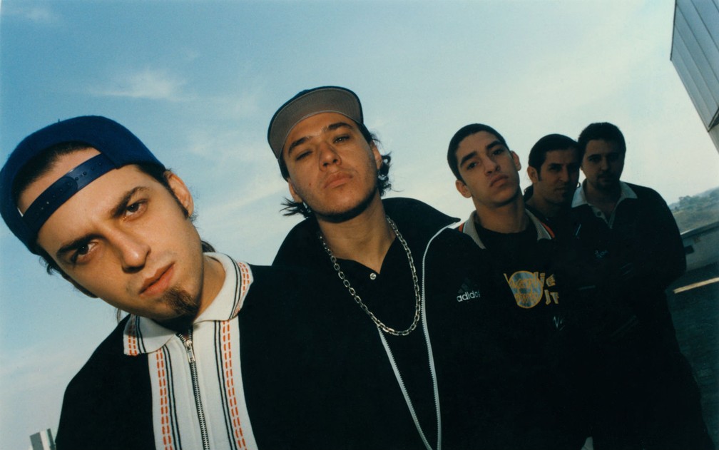 Integrantes da banda Charlie Brown Jr. posam para foto em 1997. Na foto, o guitarrista Thiago Castanho, o vocalista Chorão, o baixista Champignon, o baterista Renato Pelado e guitarrista Marcão. — Foto: Julio Vilela/ Estadão Conteúdo