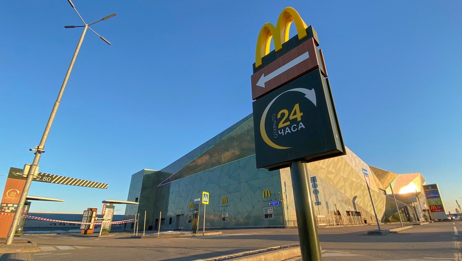 Loja do McDonald's fechada em Moscou: boicote das empresas estrangeiras afeta dia a dia do cidadão russo REUTERS/17-03-2022