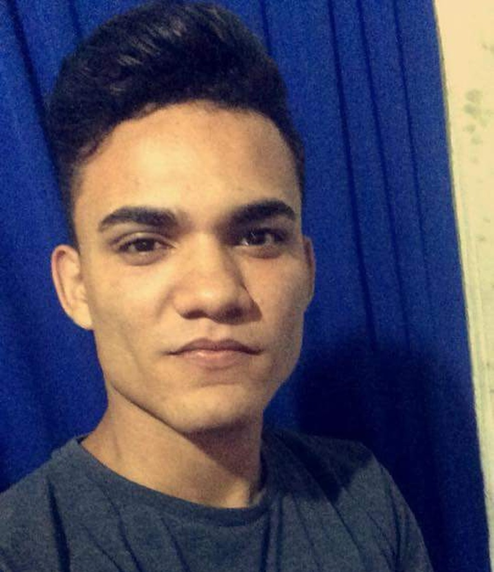 Júnior Cesar Pontes da Silva, de 19 anos, morreu após ser baleado no pescoço durante um assalto (Foto: Arquivo da família)