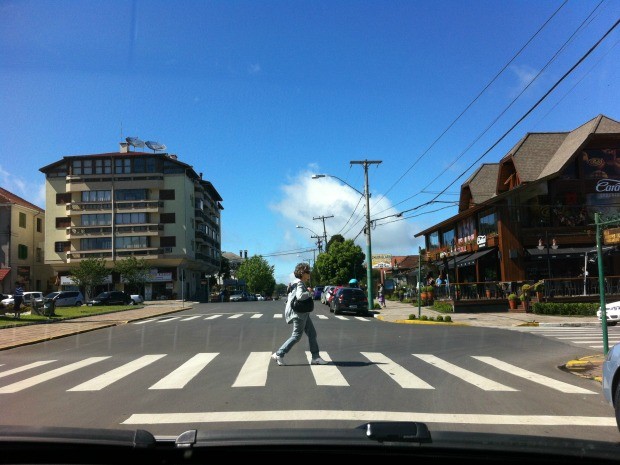 Mulher atravessa faixa de segurança na Serra gaúcha sem precisar aguardar semáforos (Foto: (Foto: Caetanno Freitas/G1))