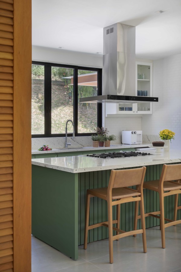 Décor do dia: cozinha integrada à varanda tem armários verdes e grandes janelas (Foto: Denilson Machado/MCA Estúdio)