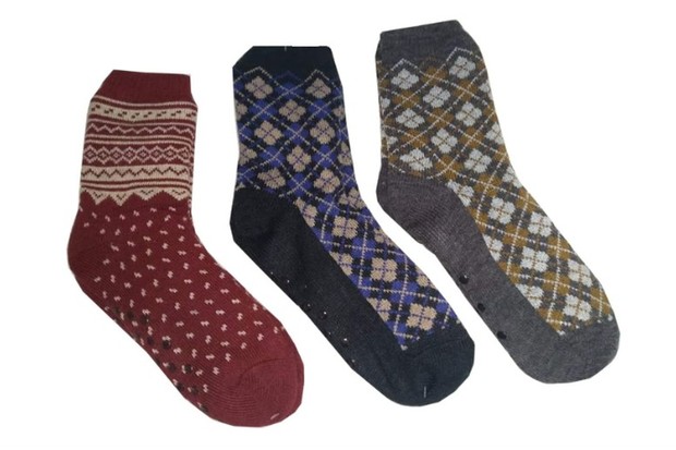 O kit de meias oferece três pares com designs diferentes e com bainha elástica (Foto: Reprodução/Amazon)