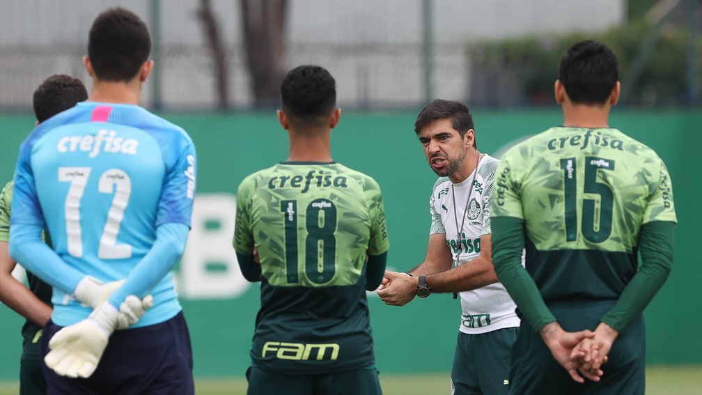 Abel Ferreira conversa com os jogadores do Palmeiras — Foto: Cesar Greco / Ag. Palmeiras