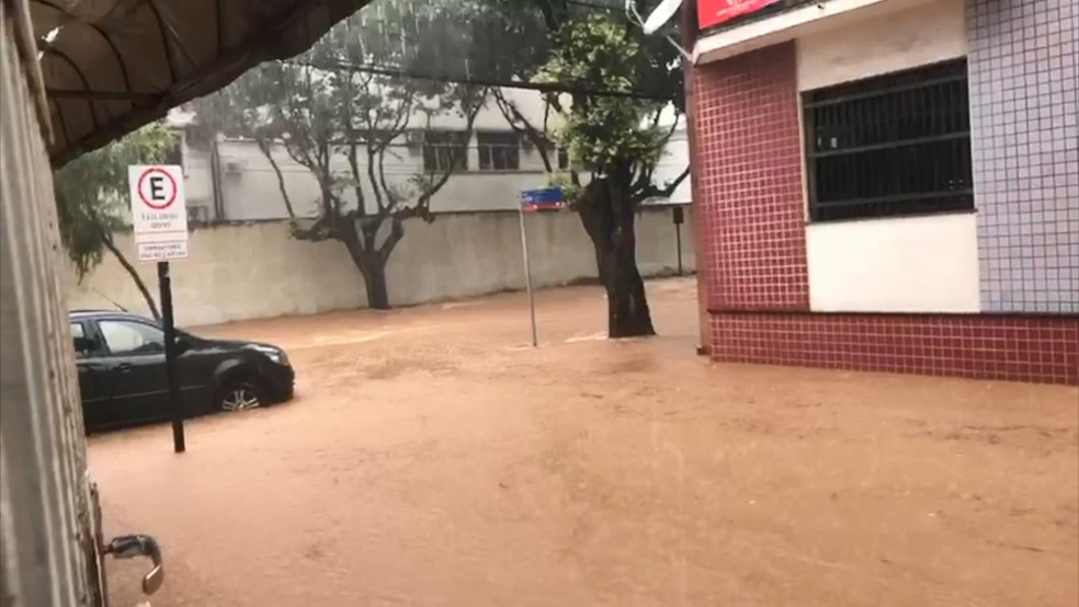 Rua alagada em VitÃ³ria, no ES  â Foto: Diony Silva/ TV Gazeta 