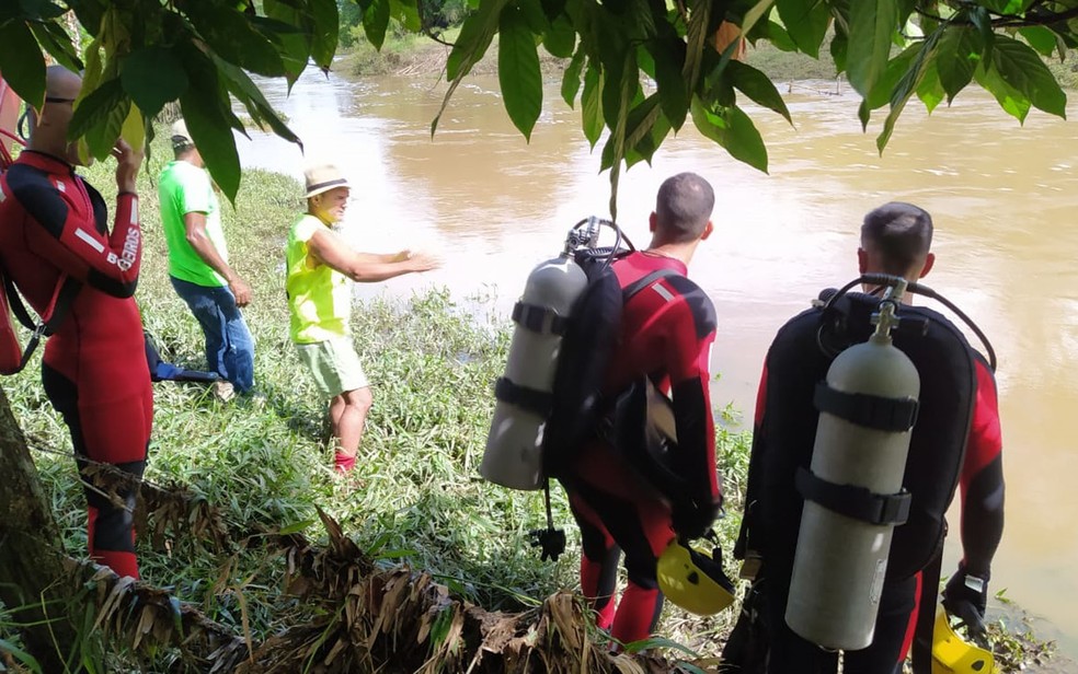 Corpo de homem é achado pelos bombeiros dentro de rio na Bahia  — Foto: Corpo de Bombeiros / Divulgação