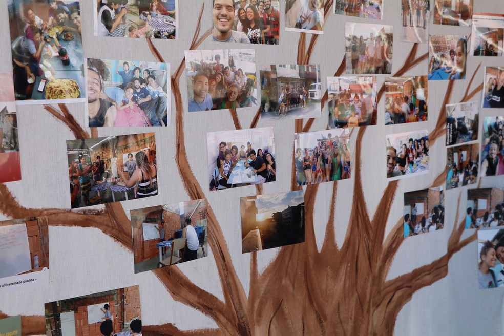 Toda a turma de estudantes atendida pelos jovens professores da Maré aprovada em faculdades públicas do Rio de Janeiro — Foto: Divulgação/UniFavela