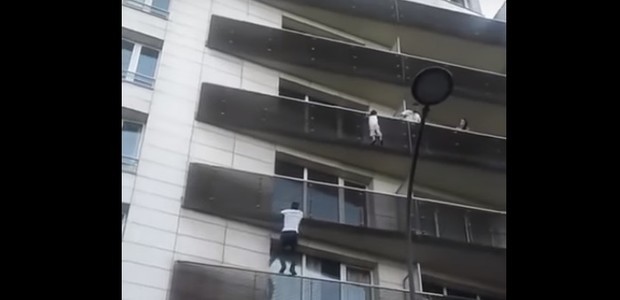 Imigrante escala prédio e resgata menino de 4 anos (Foto: Reprodução Youtube)