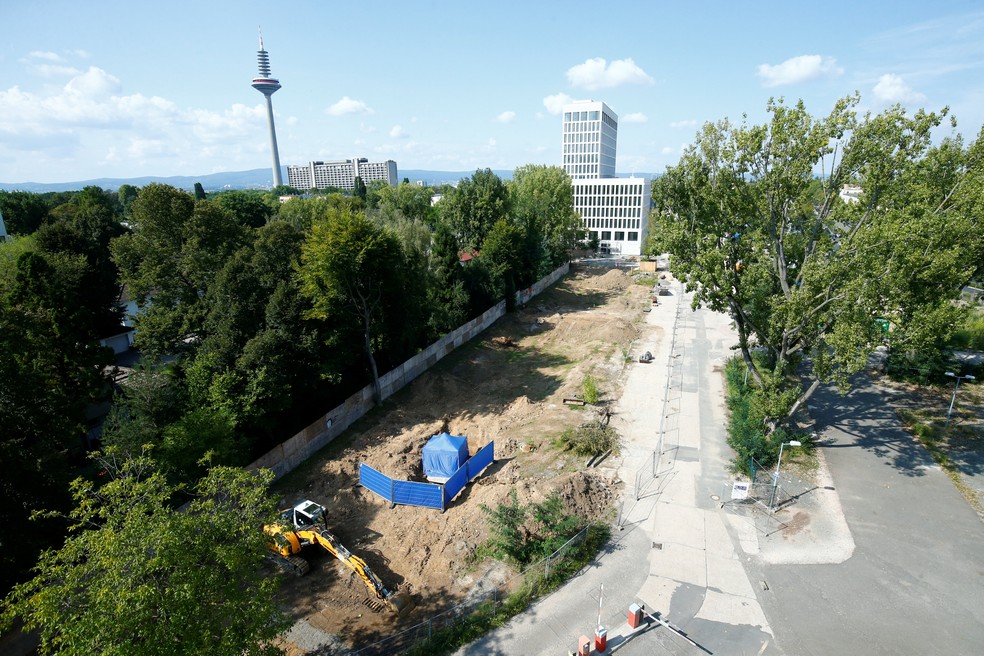 Tenda cobre área em volta de bomba de 2ª Guerra Mundial, descoberta nesta semana em Frankfurt (Foto: REUTERS/Ralph Orlowski)