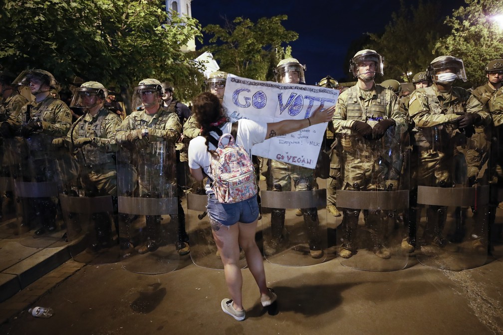 Militares da Guarda Nacional fazem barreira em rua de Washington, capital dos EUA, em noite de protestos na quinta (4) — Foto: Alex Brandon/AP Photo