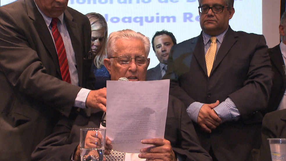 O ex-governador do DF Joaquim Roriz, lendo discurso durante homenagem — Foto: TV Globo/Reprodução