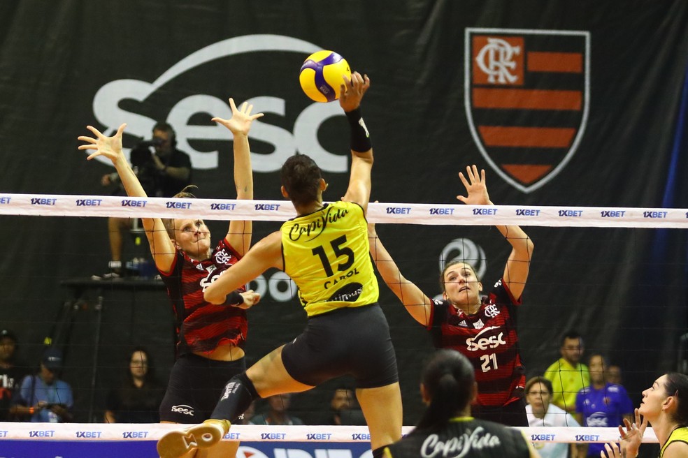 Carol ataca para o Praia Clube contra Sesc-Flamengo &mdash; Foto: Gilvan de Souza/Flamengo