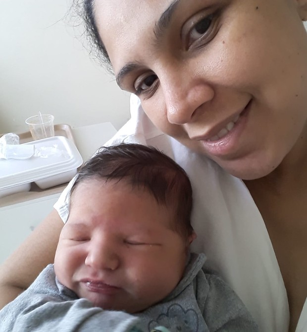 Mãe dá à luz com 38 semanas em banheiro de casa  (Foto: Arquivo pessoal)