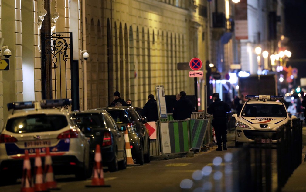 Policiais e viaturas são vistos na rua Cambon, na entrada traseira do hotel Ritz, em Paris, após roubo de joias na quarta-feira (10) (Foto: Thomas Samson/AFP)