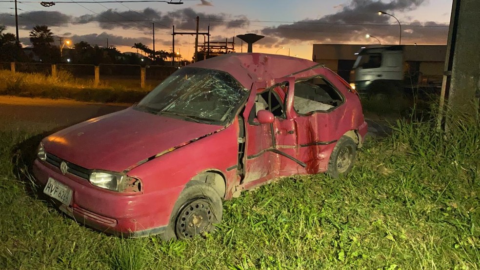 Carro com seis ocupantes bateu em dois postes e deixou duas pessoas mortas e quatro feridas em Maracanaú. — Foto: Paulo Sadat/SVM
