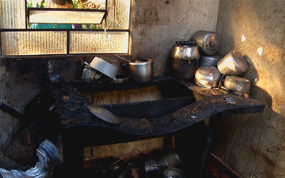 Idoso estava cozinhando quando casa pegou fogo após vazamento de gás, em Rio Verde, Goiás — Foto: Reprodução/TV Anhanguera