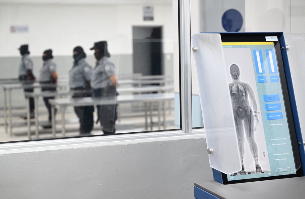 Scanner corporal pelo qual os detentos precisarão passar assim que entrada no presídio — Foto: MARVIN RECINOS/AFP