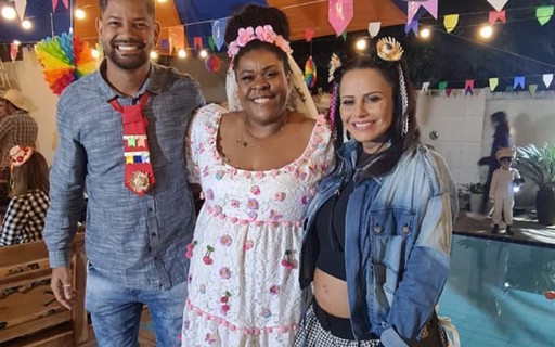 Viviane Araújo mostra barriguinha de primeiro filho em festa junina de Cacau Protásio