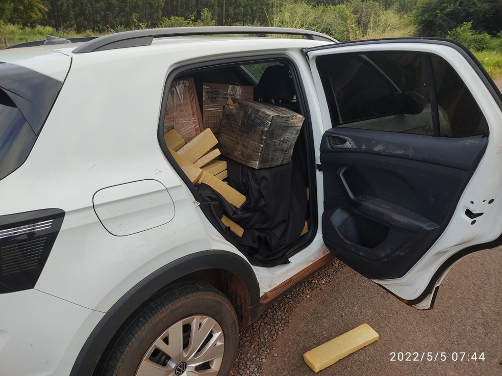 Traficante dirigia carro lotado de entorpecentes — Foto: PRF/Divulgação