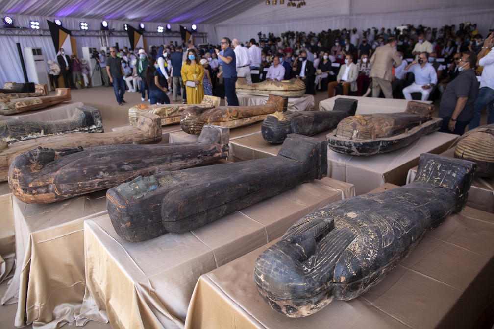 Sarcófagos com cerca de 2,5 mil anos são exibidos no sítio arqueológico de Saqqara, no Egito — Foto: Mahmoud Khaled/AP