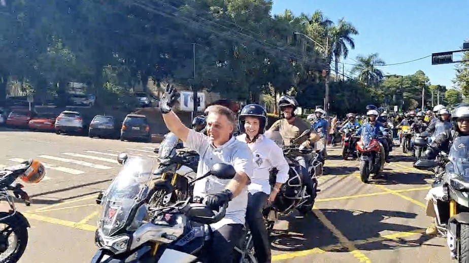 O presidente Jair Bolsonaro e a ex-ministra Tereza Cristina durante motociata