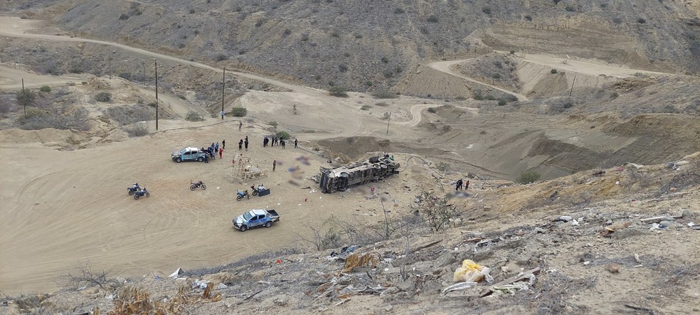 Ônibus tinha saído de Lima, capital do Peru, e seguia para Tumbes, na fronteira com o Equador. — Foto: GP CANAL / AFP