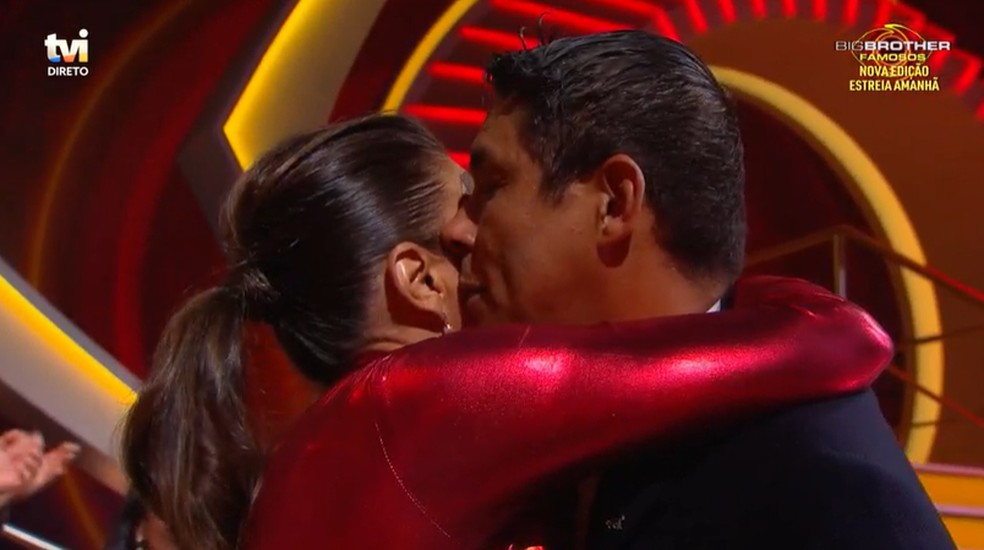 Ex-atacante Jardel abraça a mulher depois de deixar o BBB 2022 de Portugal. — Foto: Reprodução/TVI
