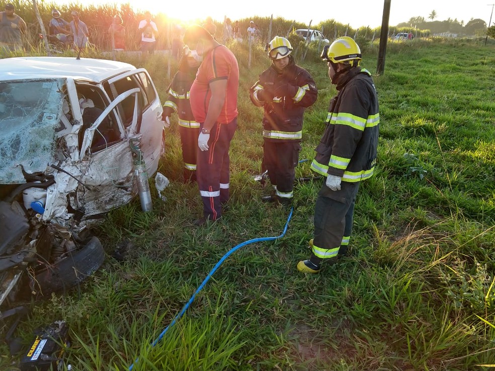 Vítima ficou presa às ferragens e foi socorrida pelos Bombeiros — Foto: Adcom/Bombeiros