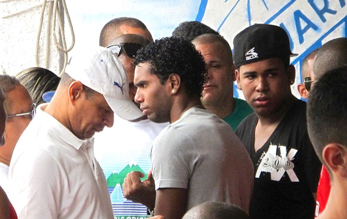 Na Justiça contra o Fla, Luiz Antonio abandona pelada e mantém silêncio