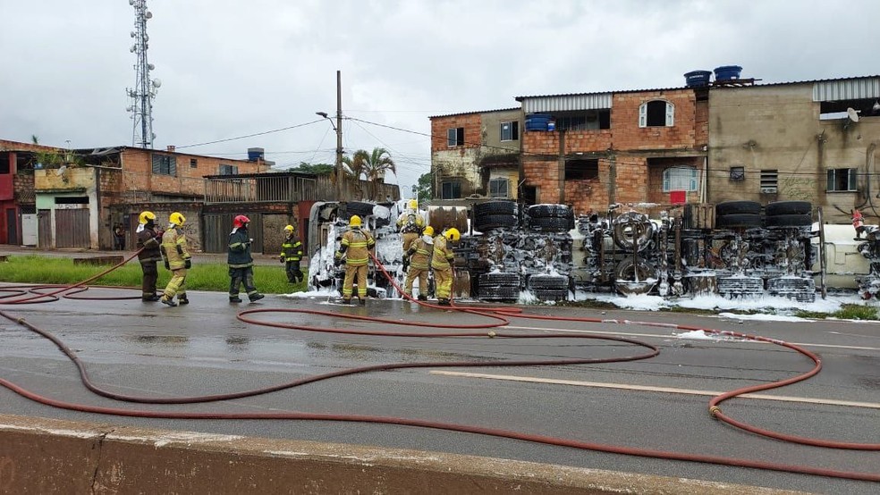 Bombeiros fazem dique de conten&ccedil;&atilde;o para cessar o vazamento de combust&iacute;vel de carreta tombada no Anel Rodovi&aacute;rio, na altura do bairro Calif&oacute;rnia &mdash; Foto: CBMMG / Reprodu&ccedil;&atilde;o