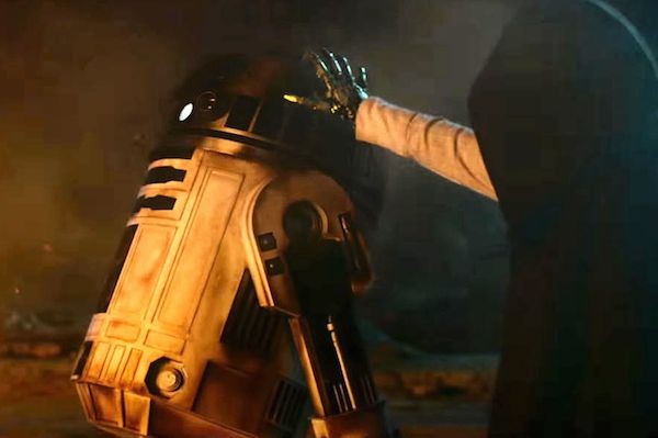 R2-D2 em cena de Star Wars: Episódio VII - O Despertar da Força (2015) (Foto: Reprodução)