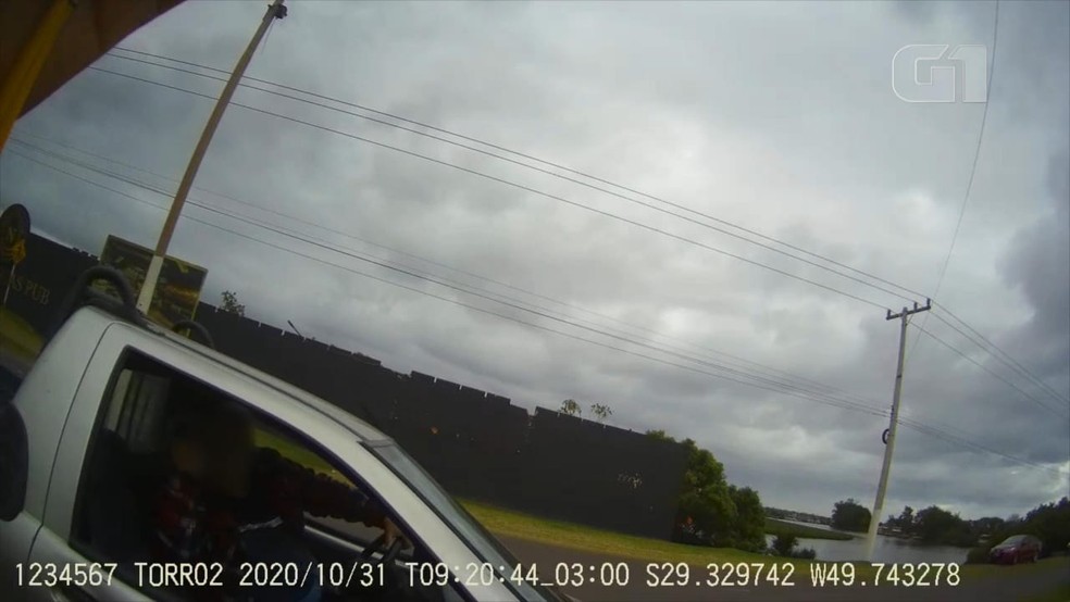 Condutor do veículo foi detido após atropelar fiscal de trânsito em Torres — Foto: Reprodução/G1