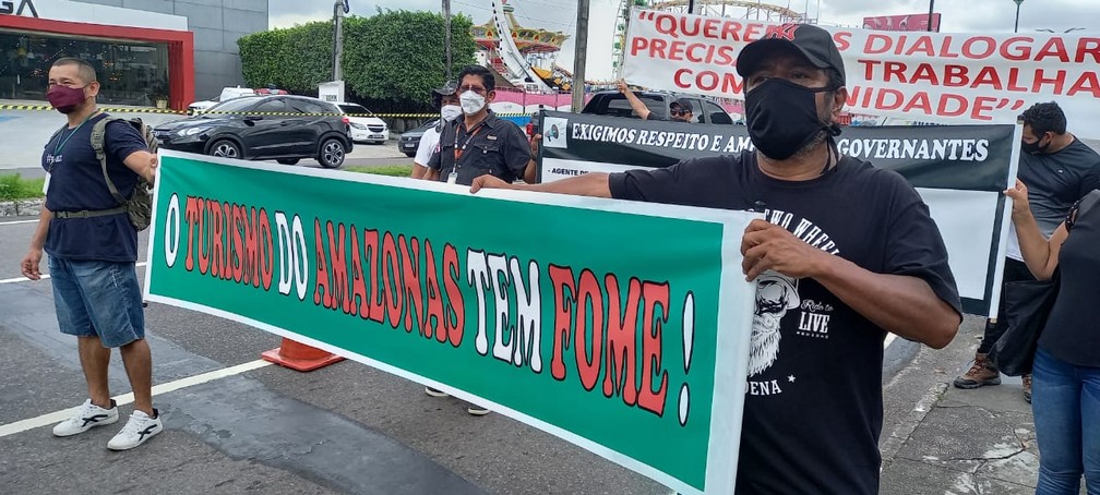 Manifestantes em ato em frente à Aleam em Manaus — Foto: Paulo Paixão/Rede Amazônica