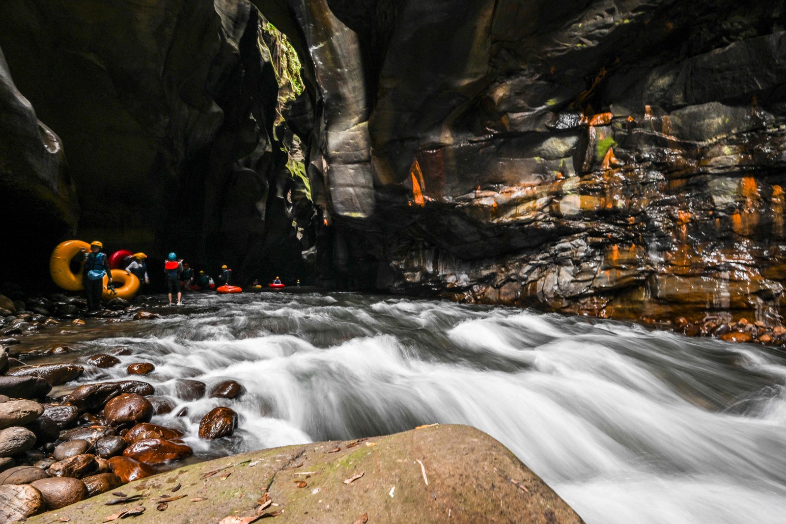 Ora tranquilo, ora sereno, o rio do Cañon del Guape só foi redescoberto pelo turismo na Colômbia após o acordo de paz de 2016 — Foto: Juan Barreto / AFP
