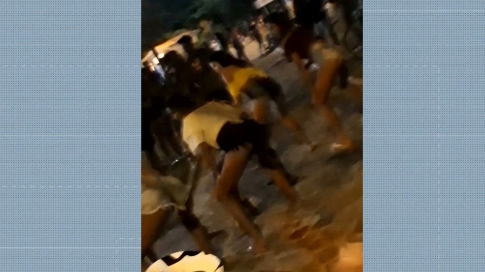 Pessoas estavam em praça, no bairro do Valentina, em João Pessoa, dançando o "passinho" — Foto: Reprodução/TV Cabo Branco