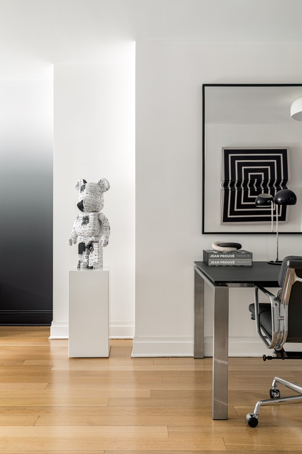 Em Nova York, apartamento de 93 m² exibe décor em preto e branco (Foto: Sean Litchfield)