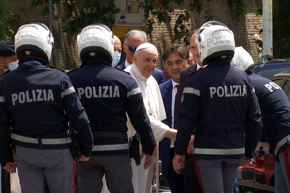 Papa Francisco cumprimenta policiais antes de entrar no Vaticano e após receber alta do hospital em Roma, na Itália, em 14 de julho de 2021 — Foto: Cristiano Corvino/Reuters