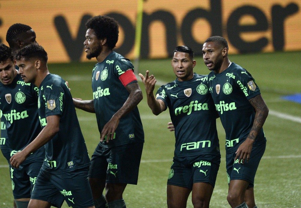 Wesley comemora com Rony o gol do Palmeiras contra a Chape — Foto: Marcos Ribolli