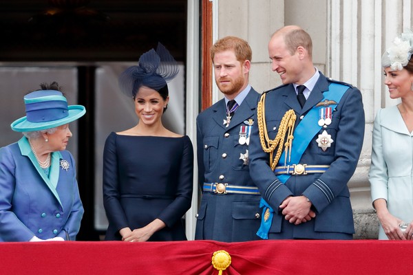 A rainha Elizabeth 2ª na companhia de Meghan Markle, Príncipe Harry, Príncipe William e Kate Middleton em evento real em julho de 2018 (Foto: Getty Images)