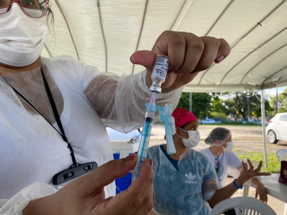 Profissional de saúde prepara dose da vacina contra a Covid-19 Astrazeneca/Fiocruz, no Recife — Foto: Pedro Alves/G1