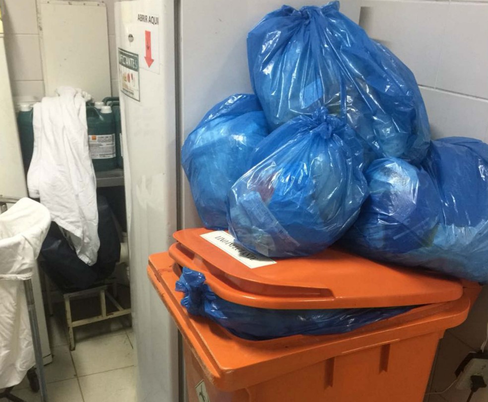 Lixo acumulado em área interna do Hospital Regional da Asa Norte, no DF (Foto: Arquivo pessoal)
