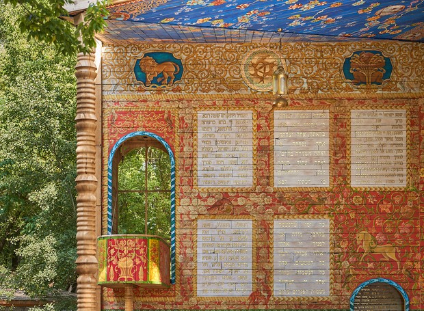 Com 11 metros de altura, interior da sinagoga é decorado com padrões e textos de orações que repetem o interior de antigas sinagogas na Ucrânia Ocidental (Foto: Manuel Herz Architects / Projects / Babyn Yar Synagogue)